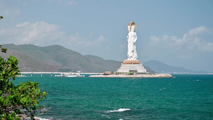 海南三亚南山旅游区南海观音与海浪