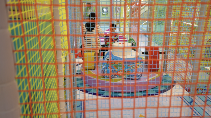 4K室内儿童游乐园儿童拓展攀爬设施空镜
