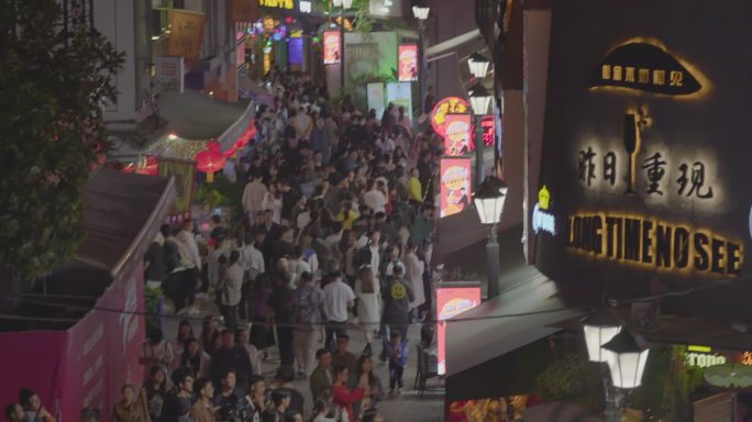 夜晚的宁波老外滩酒吧一条街里游客拥挤