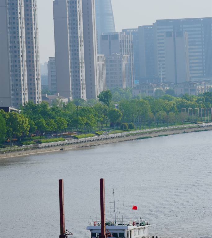 宁波港口货运轮船从江河上驶过