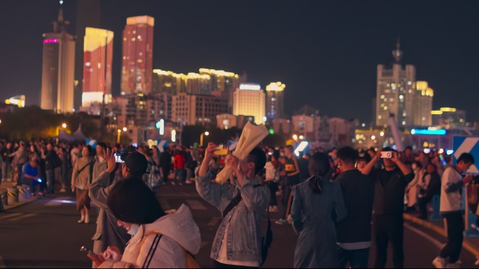 五一青岛的海边 夜色海景 浪潮 人群