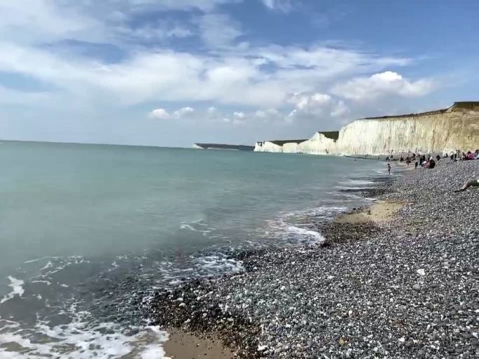 英国白崖海边晴天海浪