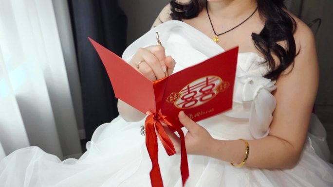 新娘在誓言卡上写字