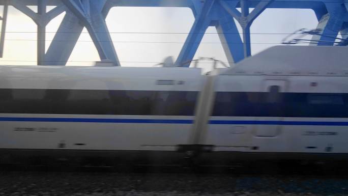 高铁动车会车过桥乘客视角