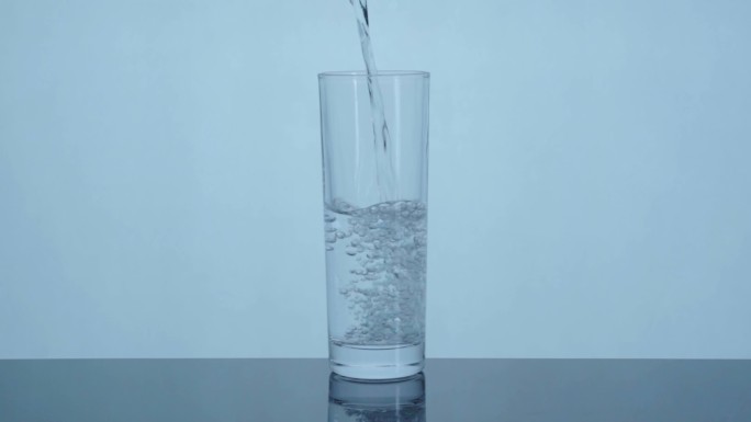 纯色水杯倒水意境增加白开水纯洁