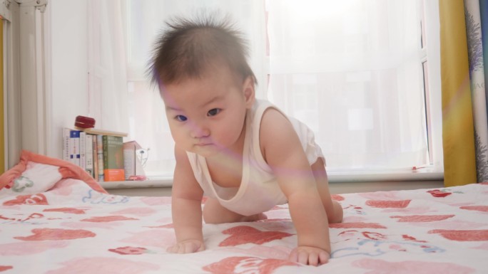 婴儿在床上学习爬行—健康成长—茁壮发育