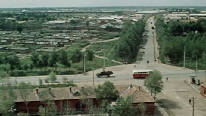 60年代公交车拖拉机驶过马路