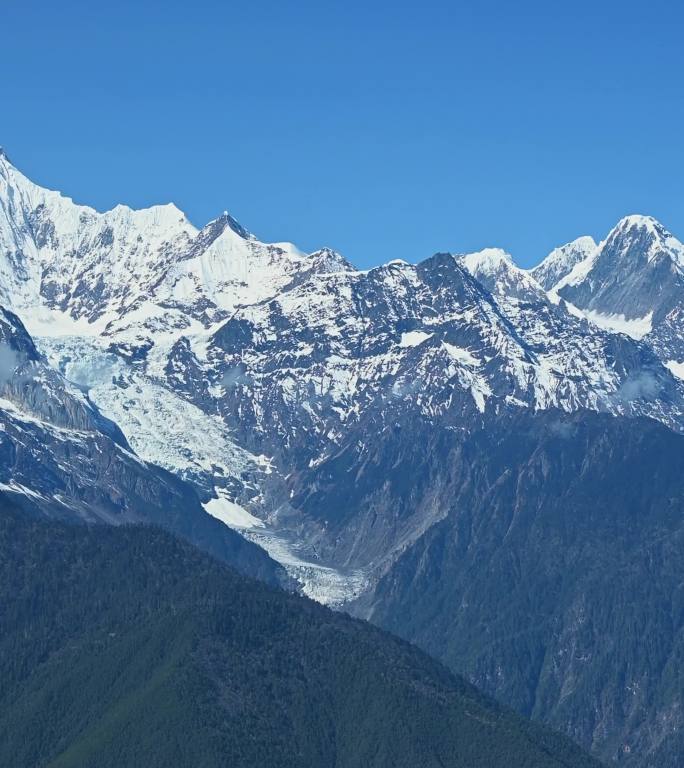 蓝天下的梅里雪山竖拍视频