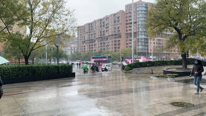 雨天北京幸福大街的拐角