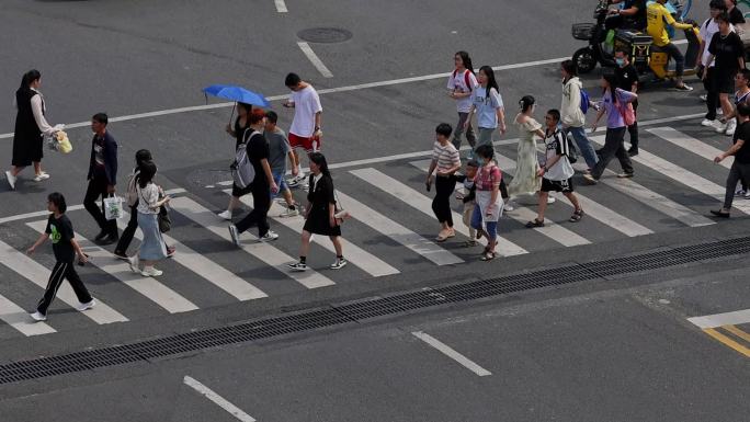 繁华街道斑马线人群过马路