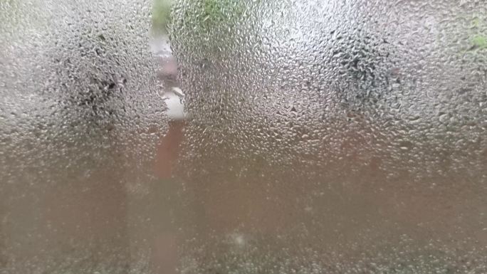 窗户玻璃潮湿水气 水珠流下回南天溯湿天气
