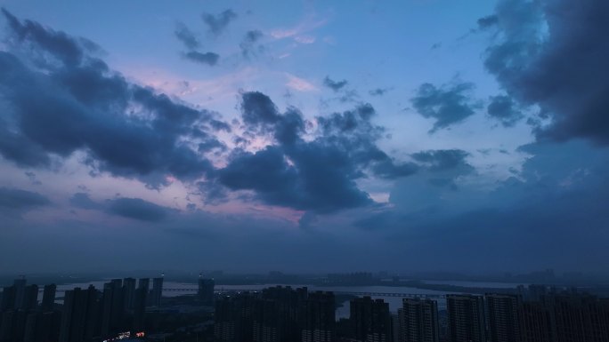 航拍城市暴风雨来临乌云滚滚