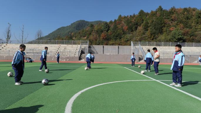 小学生体育课练习踢足球