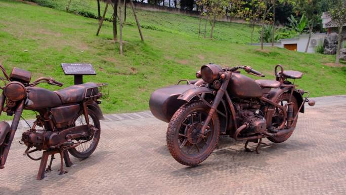 江南公园铜制摩托车