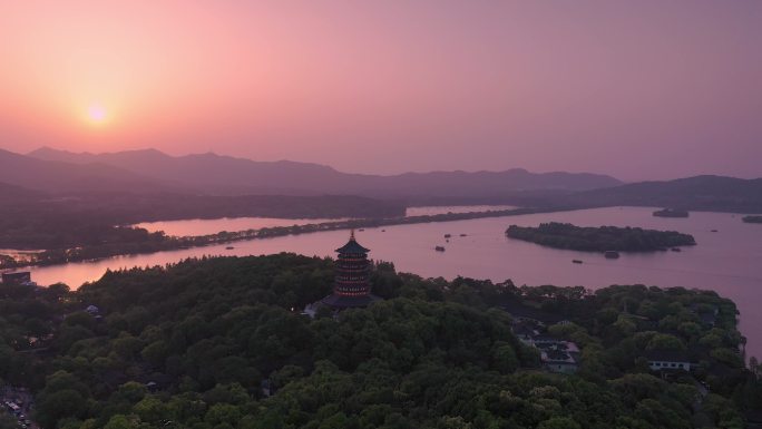 夕阳下的雷峰塔