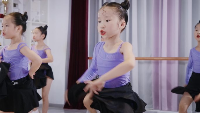 国标舞小孩在跳舞训练