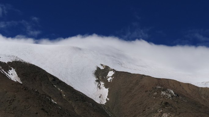 玉珠峰雪山云雾翻滚