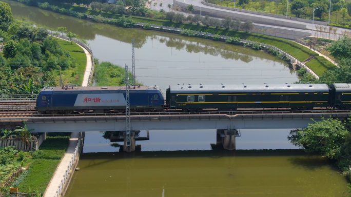 航拍绿皮火车过桥