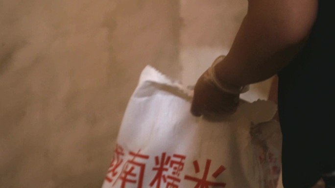 4kl1蕉园村 裹蒸粽食材准备 盛放糯米
