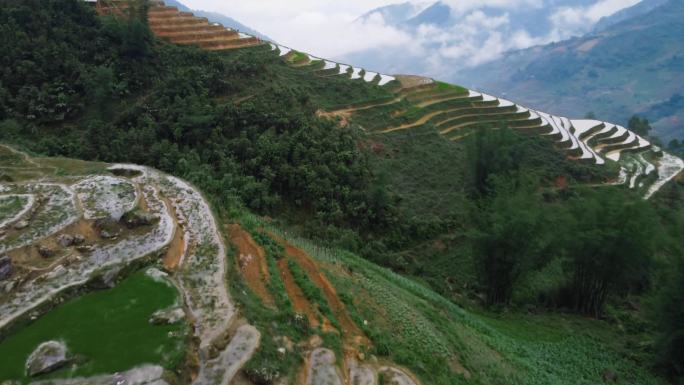 退林还耕耕种面积山区梯田贫瘠土地农民挖地