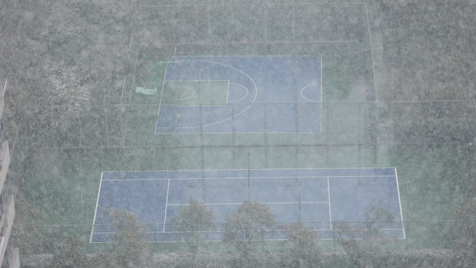篮球场网球场下雪