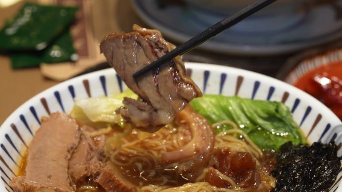 牛肉面牛腩面肉料十足