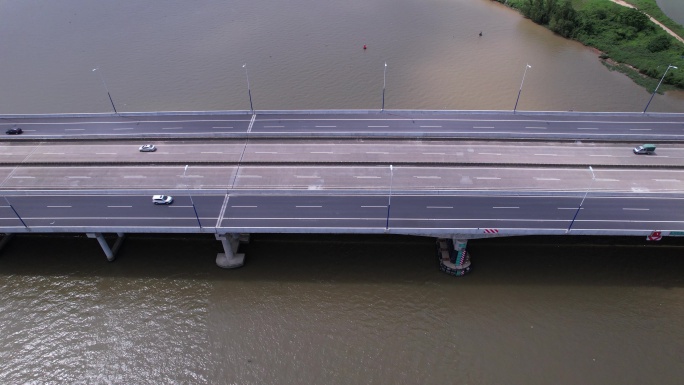 蓝天白云城市道路桥梁车流