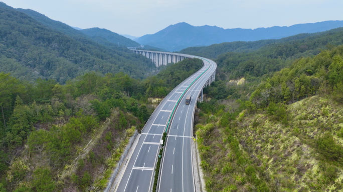 高速公路穿过森林