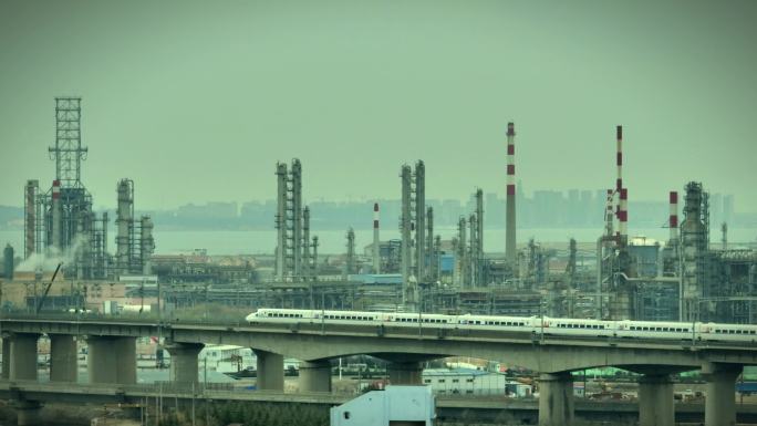 青岛火车经过工业厂区