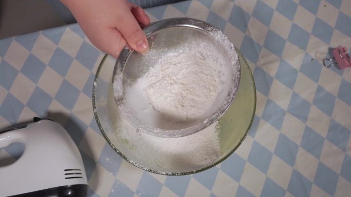 玻璃碗筛入面粉 (3)