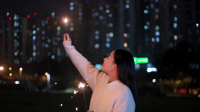 女孩挥舞烟花棒唯美视频