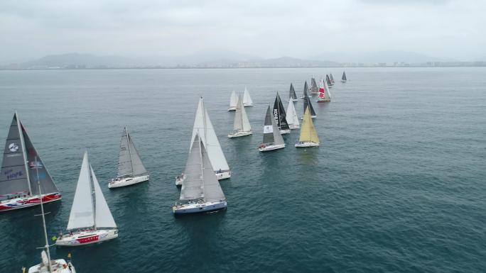 帆船在海上比赛竞技
