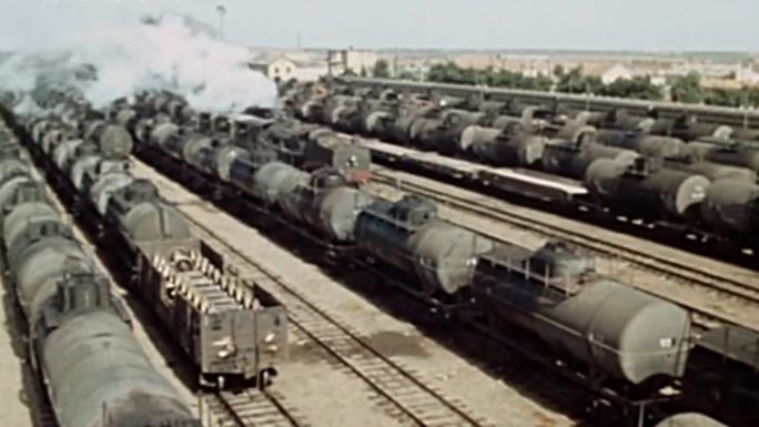 60年代油罐车火车装油驶出车站