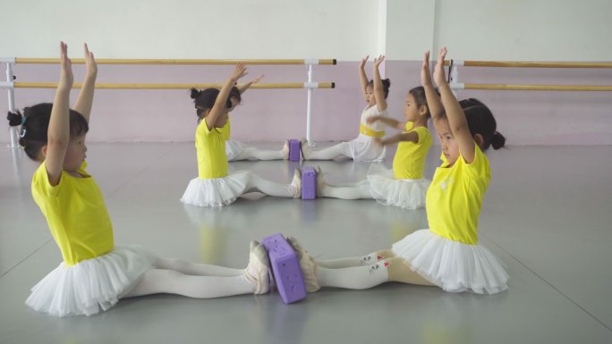 儿童在舞蹈室练舞视频