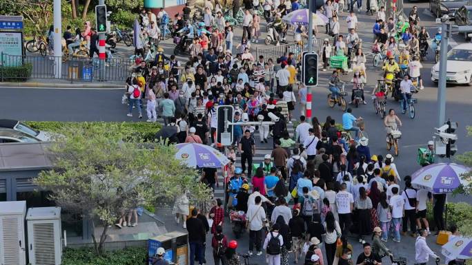 繁华街道斑马线人群过马路