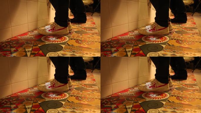 五彩斑斓的瓷砖地砖 回力鞋