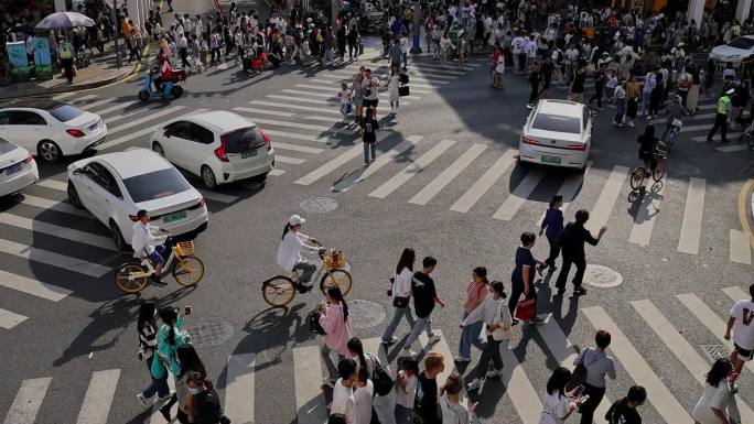 繁华街道斑马线人群过马路