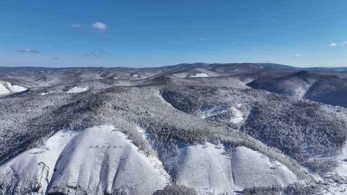 航拍大兴安岭春季降雪山林雾凇