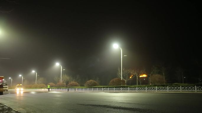 夜间拍摄自动铺路机铺设沥青路面
