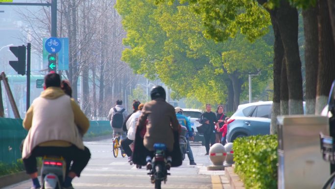 城市马路上班下班高峰期车流人流城市景观人