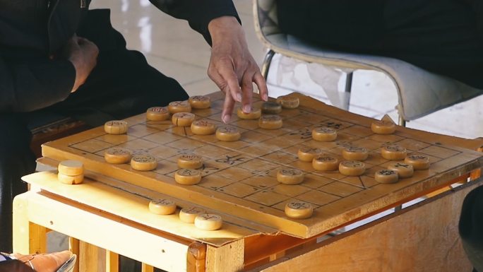 【原创实拍】下象棋的大爷