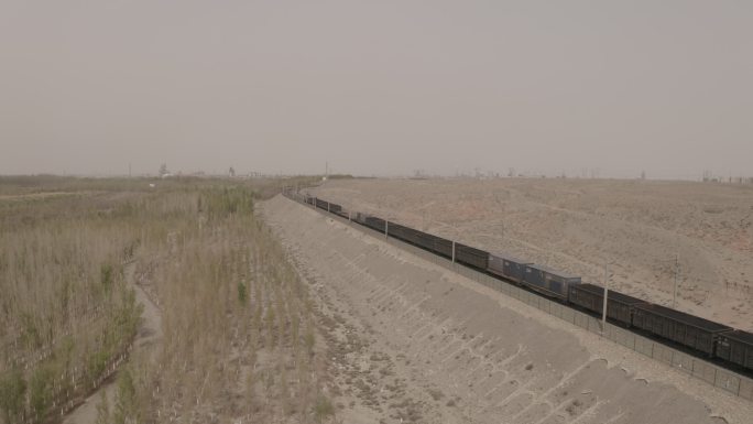 4k河西走廊戈壁荒漠上行驶的火车