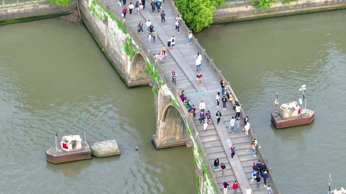 杭州市拱墅区拱宸桥风景区行人游客游玩航拍