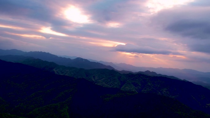 群山夕阳