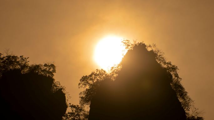 太阳升起看日出大山剪影