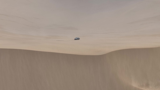 4k航拍沙漠风沙中的车