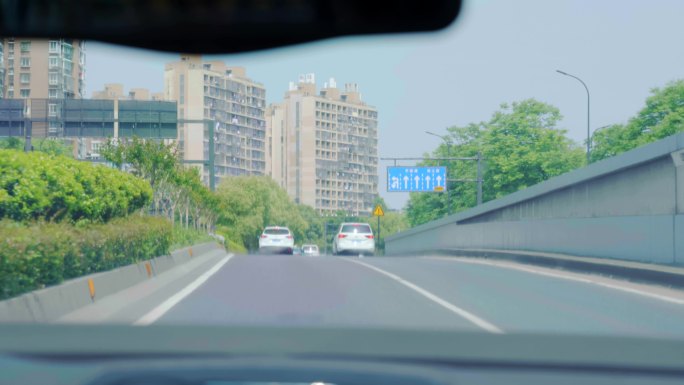 开车驶入隧道 开车驶出隧道