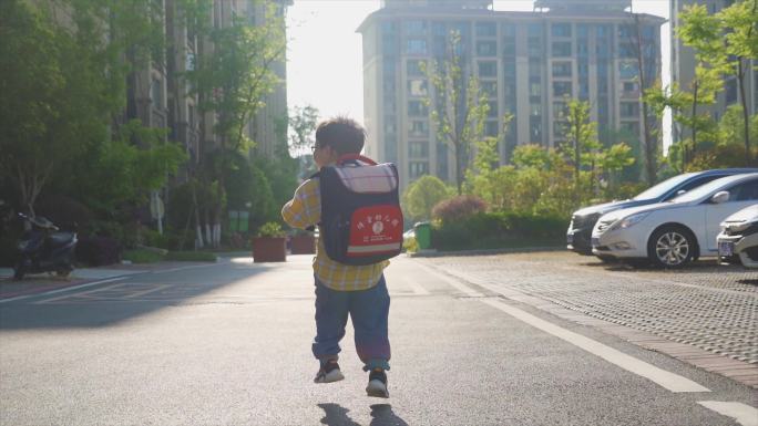 小男孩早晨读书上学向前奔跑欢乐童年时光