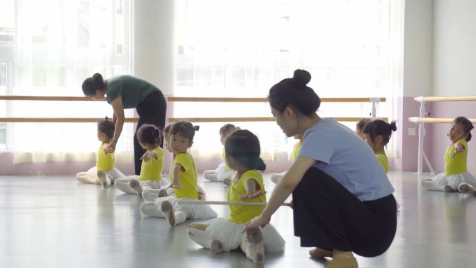 儿童在舞蹈室练舞视频