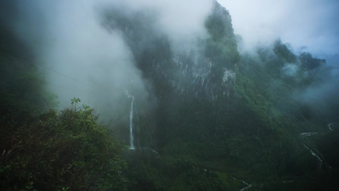 大山云雾缭绕